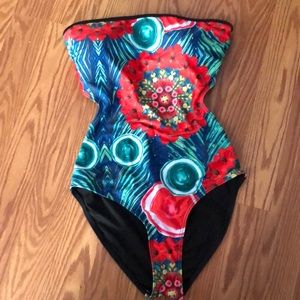 One-piece with beautiful features